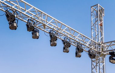 Gökyüzü arka planında sahne ışıklandırması