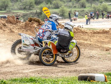 Şymkent, Kazakistan, 1 Nisan 2018, izin günlerinde insanlar ülkeyi boydan boya geçen motosikletlerle gezmeye gidiyorlar. Doğada aktif dinlenme.