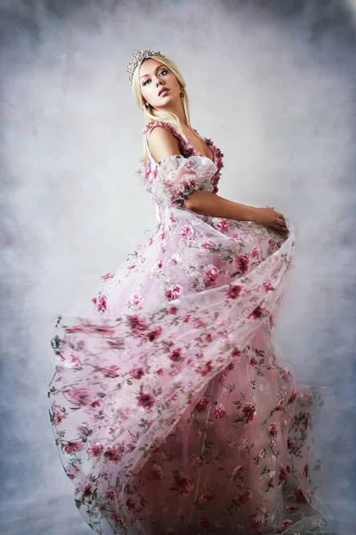 Güzel prenses pembe elbise elbise dantel ve gül ile