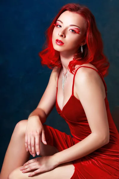 Portret Piękne Fioletowe Rudowłosy Dziewczyna Fantasy Płomień Makijażu Czerwonej Sukience — Zdjęcie stockowe
