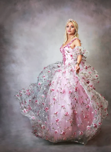 Όμορφη Πριγκίπισσα Ροζ Φόρεμα Φόρεμα Δαντέλα Και Τριαντάφυλλα — Φωτογραφία Αρχείου