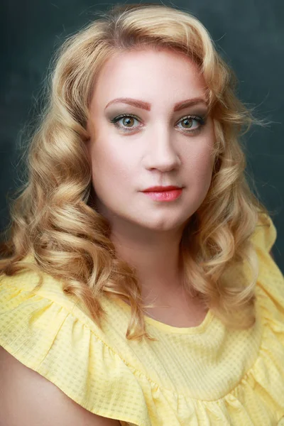 Güzel Sarışın Kadın Portre Yakın Çekim — Stok fotoğraf