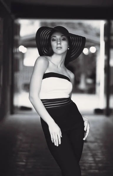 Beautiful Hispanic Woman Female Model Posing Black Sunhat City — Stock Photo, Image
