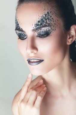 güzel kadın modeli ile sanat fantezi yapmak yüz boyama