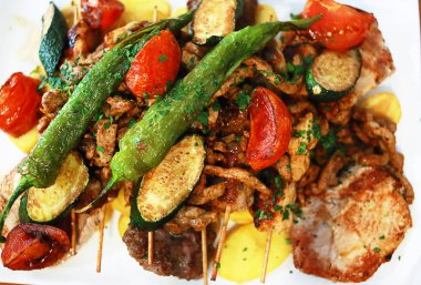 Yunan et karışımı ile yeşil chilil Izgara Barbekü