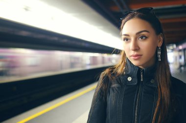 Metro Hint ya da Arapça kadında