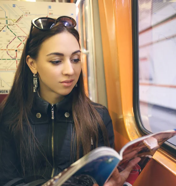 Hint Arap Kadın Metroda Dergi Okuma — Stok fotoğraf