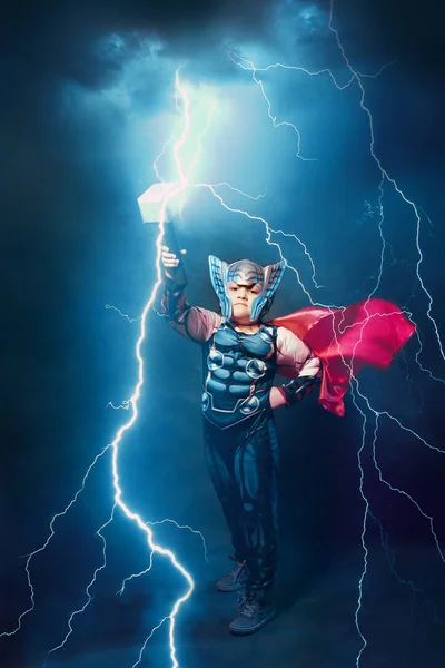 Jongetje Thor Kostuum Met Bliksemschichten Donder Epos — Stockfoto
