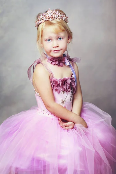 Hermosa Niña Pequeña Princesa Rosa Vestido Agujero Corona Sus Manos —  Fotos de Stock