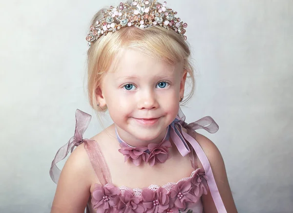 Bela Menina Pequena Princesa Rosa Vestido Furando Coroa Suas Mãos — Fotografia de Stock