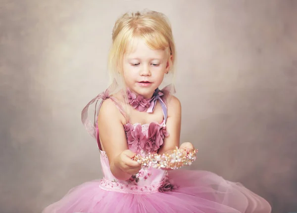 Bela Pequena Princesa Vestido Rosa Róseo Vestido Coroa Cristal — Fotografia de Stock
