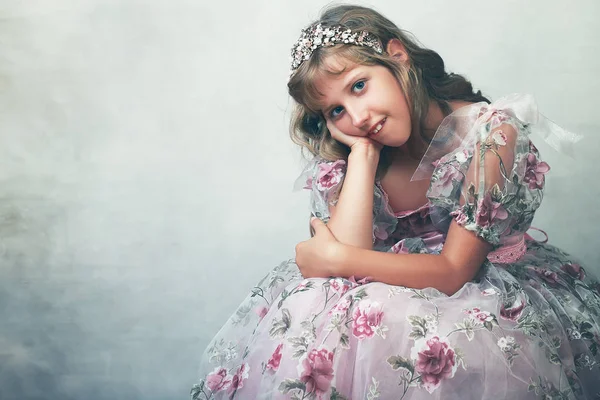 美丽的小公主在玫瑰色粉红色礼服礼服和水晶冠 — 图库照片