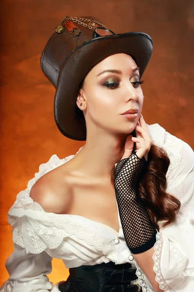Hermosa Mujer Sombrero Cuero Con Maquillaje Noche Perfecto — Foto de Stock