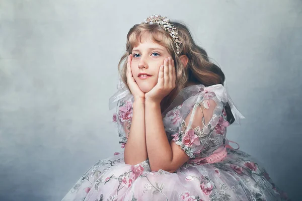 Mooie Kleine Prinses Jurk Roze Roze Jurk Kristallen Kroon — Stockfoto