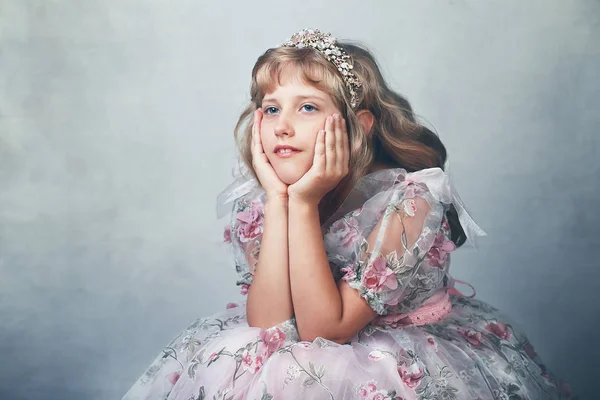 Bela Pequena Princesa Vestido Rosa Róseo Vestido Coroa Cristal — Fotografia de Stock