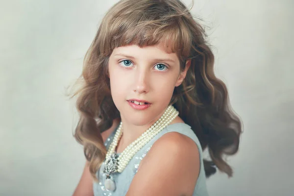 Bela Menina Oito Anos Retrato Contemporâneo — Fotografia de Stock