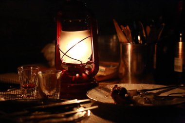 akşam yemeği masada gece karanlık fener