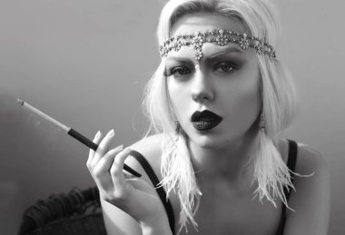 güzel kadın retro Sineklik stil açık havada Sigara