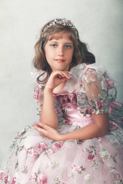 güzel küçük prenses pembe pembe elbise elbise ve kristal taç