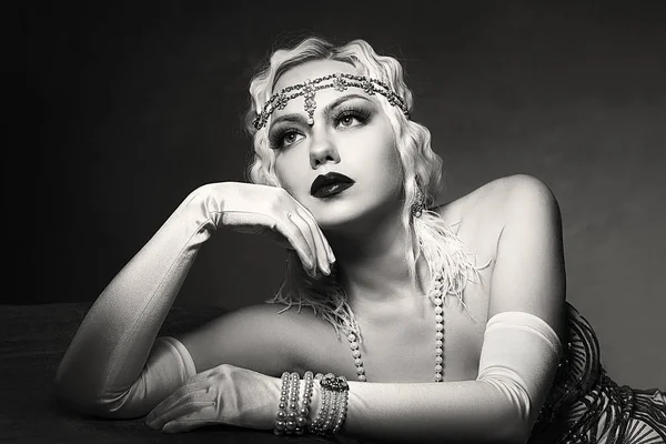 Hermosa Mujer Retro Flapper Estilo Mujer Foto Blanco Negro Rugientes — Foto de Stock