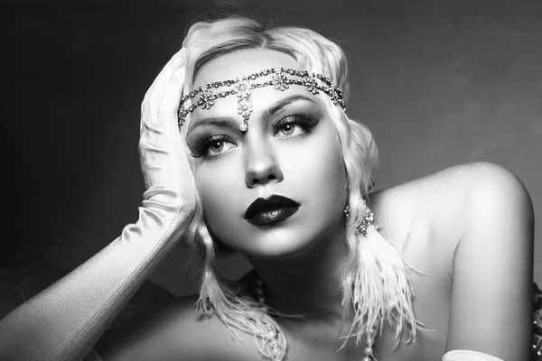 Hermosa Mujer Retro Flapper Estilo Mujer Foto Blanco Negro Rugientes —  Fotos de Stock