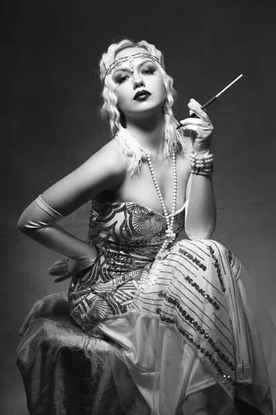 Beautiful Woman Retro Flapper Style Smoking Outdoors — Stock Photo, Image
