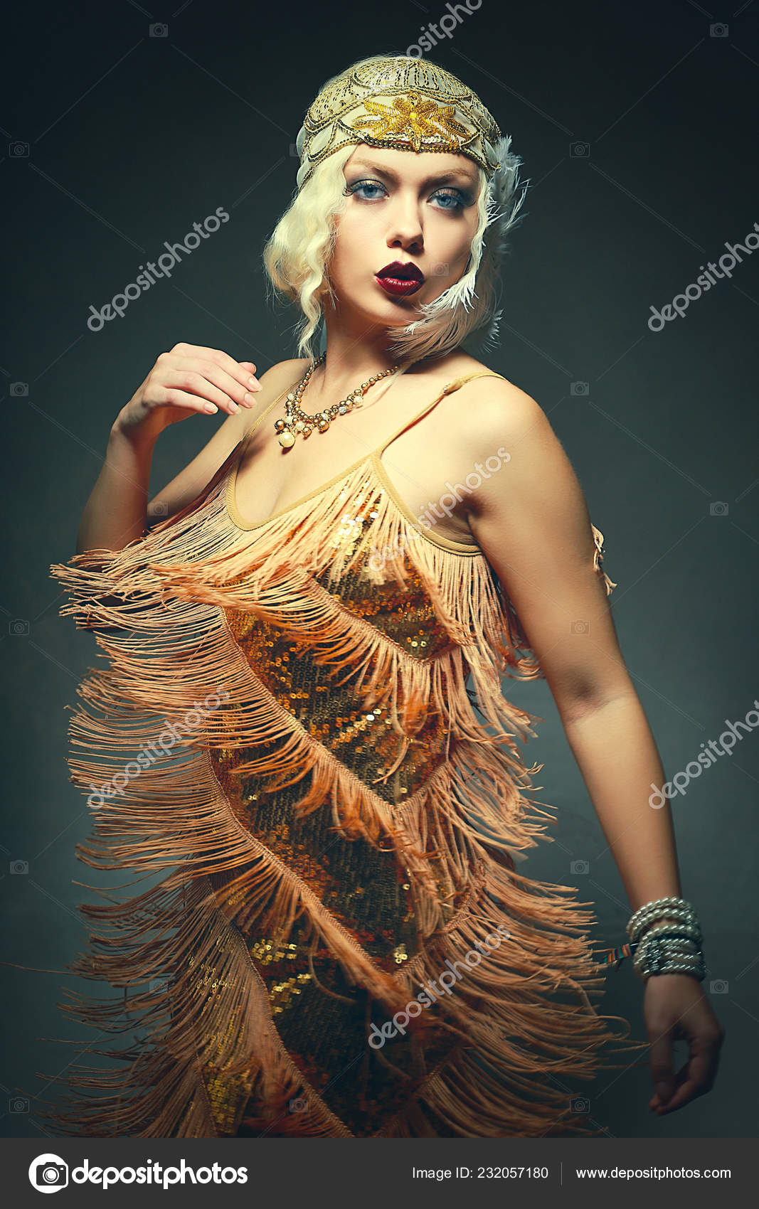 Schöne Flapper Frau Tanzt Brüllende 1920Er Jahre – Stockfoto © lenanet  #232057180, image size:1067x1700