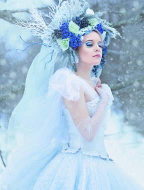 güzel kış Peri taç ve kar alan kar kraliçesi kavram üzerinde yürüyen ışık mavi elbise