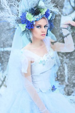 güzel kış Peri taç ve kar alan kar kraliçesi kavram üzerinde yürüyen ışık mavi elbise