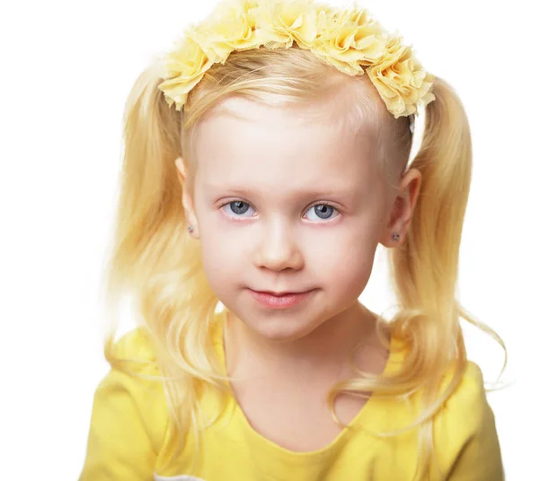 Blondes Mädchen in Blumenkrone — Stockfoto