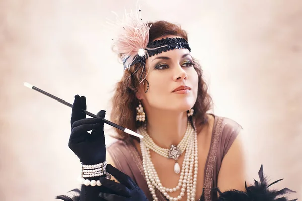 Güzel Kadın Retro Flapper Tarzı Kadın Kükreyen 20S — Stok fotoğraf
