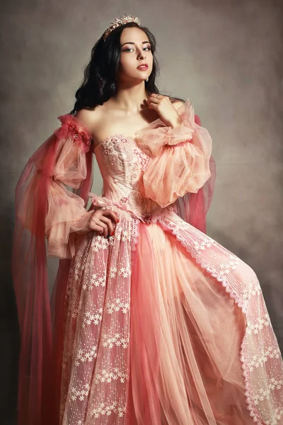 Красивая Брюнетка Принцесса Персик Розовое Платье Живописно Выглядеть Старой Моды — стоковое фото