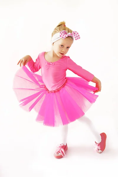 美丽的4岁小女孩舞蹈家表演者 — 图库照片
