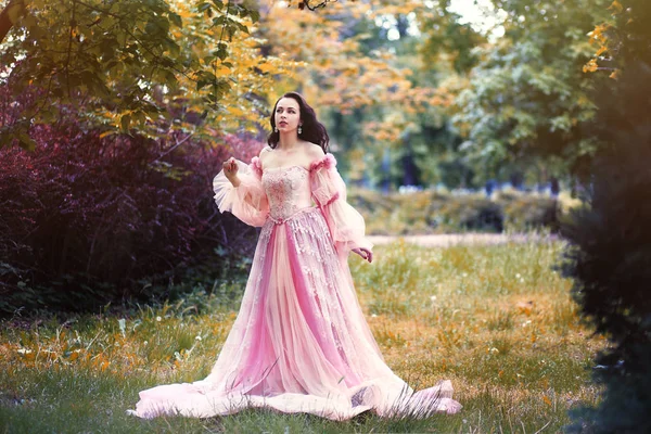 Bella Giovane Donna Abito Rosa Romantico Nella Foresta Magica — Foto Stock