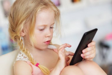 küçük kız oynamaya