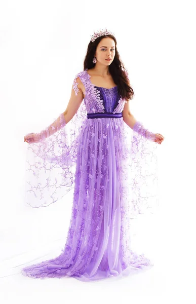 Красивая Женщина Фиолетовом Платье Корона Глядя Камеру Изолированы Белом Фоне — стоковое фото