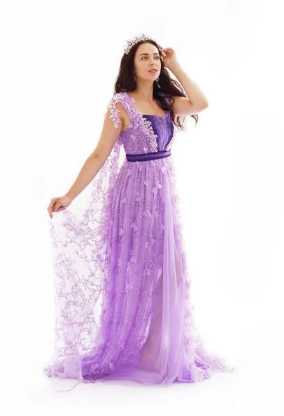 Красивая Женщина Фиолетовом Платье Корона Глядя Сторону Изолированы Белом Фоне — стоковое фото