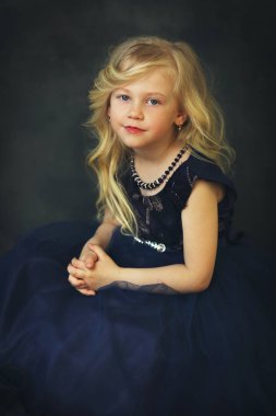 Dark arka plan üzerinde Lacivert elbise litte kız