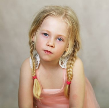 Kamera Stüdyo portre bakarak sakin küçük kız