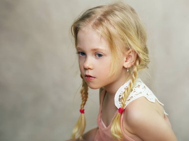güzel düşünceli küçük kız stüdyo portre