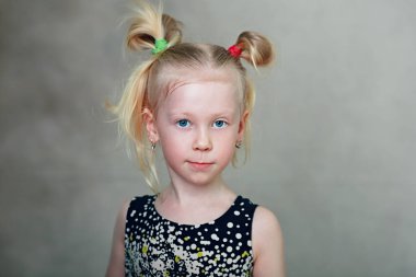 Kamera Stüdyo portre bakarak Blong küçük kız