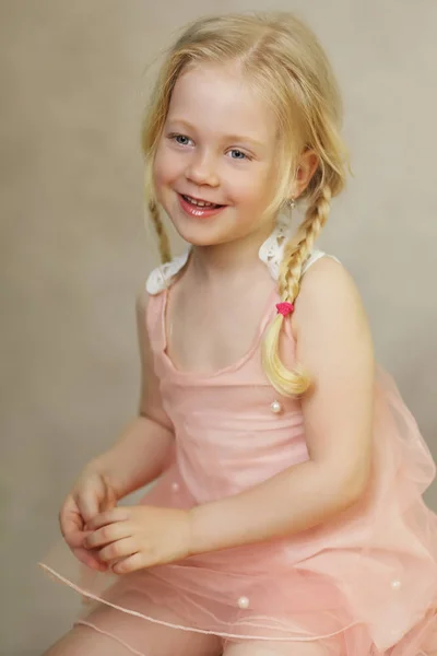 Glückliches Kleines Mädchen Studioporträt — Stockfoto