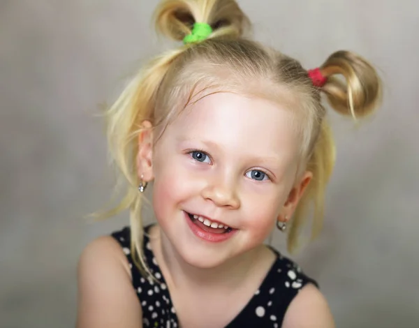 美丽的金发小女孩微笑在相机工作室拍摄 — 图库照片