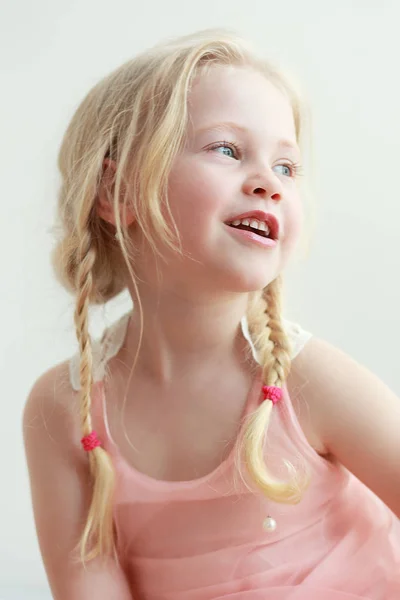 Hermosa Niña Sonriendo Mirar Fuera Imagen — Foto de Stock