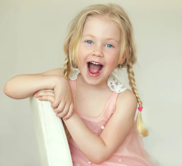 Heureuse Petite Fille Crier Avec Bouche Ouverte — Photo