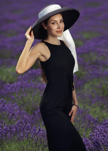 Mooie Glamour Vrouw Lavendelveld Dragen Kleine Zwarte Jurk Grote Zwarte — Stockfoto