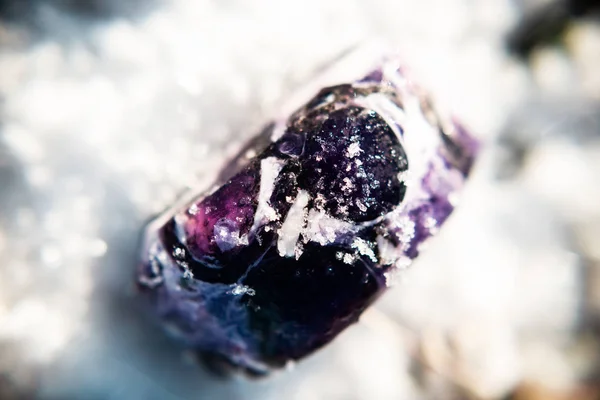 Neobvyklé fialové handmade mýdlo, makro fotografii v zimě na sníh, amethyst kámen — Stock fotografie