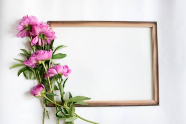 Mocup defter ile pembe peonies temiz bir sayfayla