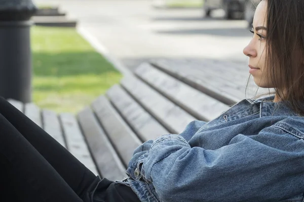 Jovem Mulher Banco Parque Imagem De Stock