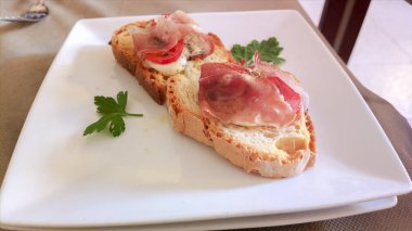 Balık aperatifler, kırmızı bir masa örtüsü bir İtalyan restoranında Akdeniz mutfağından.